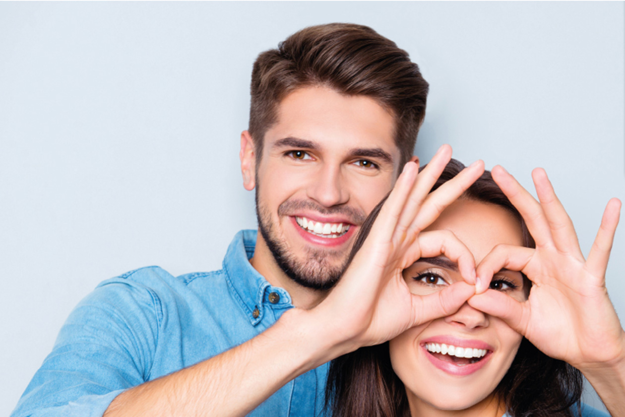 Koppel met contactlenzen